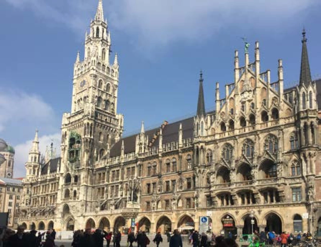 Nová radnice (Neues Rathaus) v Mnichově s jednou z největších zvonkoher (Glockenspiel) v Evropě, která vypráví dva historické příběhy z Bavorska šestnáctého století
Fig. 1. The New Town Hall in Munich with one of the Europe‘s largest glockenspiels which is playing every day two historical stories from 16th century Bavaria