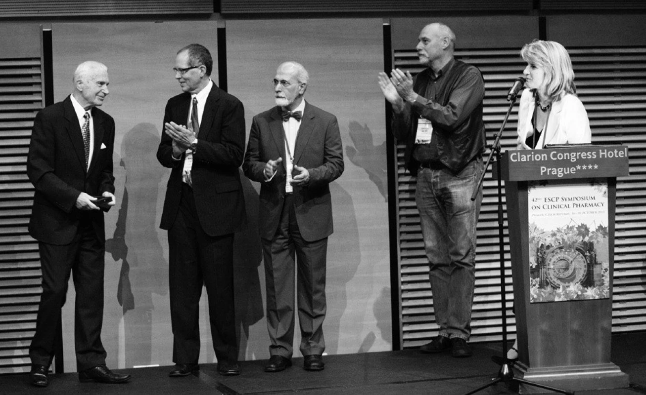 Ocenění (zleva): prof. Jaroslav Květina (zlatá medaile ČLS JEP), prof. B. Carter, prof. S. Salek a J. W. F. van Mil (pamětní medaile ČLS JEP)