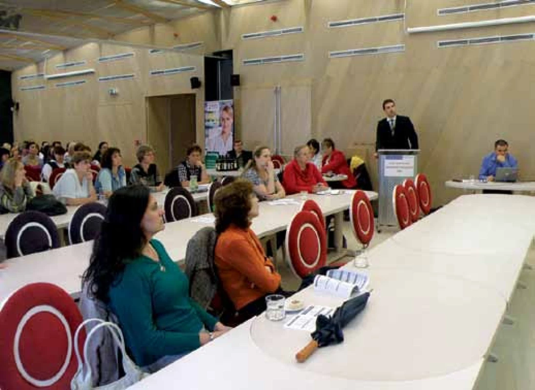 Přemysl Falt a jeho přednáška pro zdravotní sestry.
Fig. 2. Premysl Falt and his presentation for nurses.