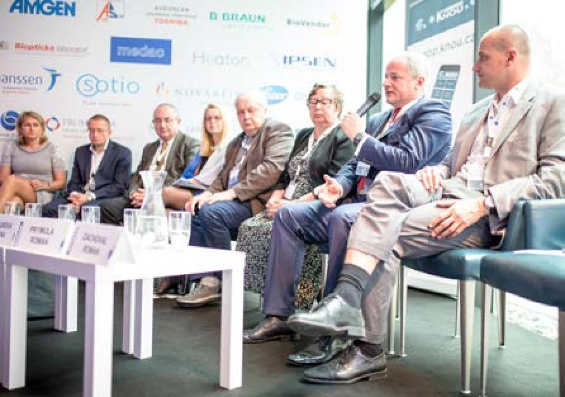 Panel odborníků v bloku Organizace péče – jaká je racionální míra koncentrace péče v onkologii (onkourologii)? Diskutuje prof. MUDr. Roman Prymula, Ph.D., náměstek pro léčebnou péči Ministerstva zdravotnictví ČR. 
Fig. 4 Panel of experts in the „Organization of Care“ block – what is the rational degree of care concentration in oncology (oncological urology)? Discussed by prof. Roman Prymula, M.D., Ph.D., Deputy Minister for health care, Ministry of Health of the Czech Republic.