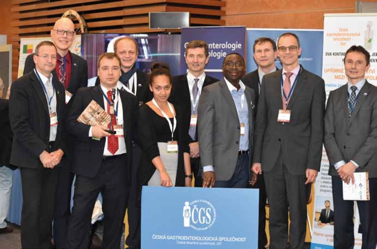 Výbor České gastroenterologické společnosti u stánku Beninské gastroenterologické společnosti.
Fig. 1. Committee of the Czech Society of Gastroenterology at the Benin Society of Gastroenterology.