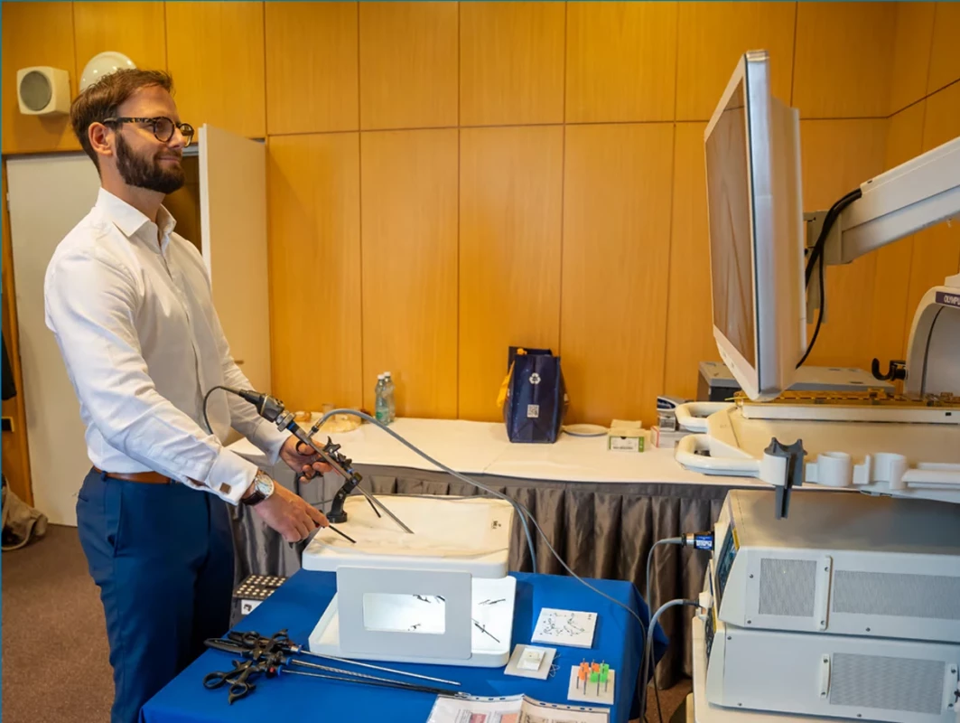 Trenažer laparoskopické operace.  Fig. 3. Laparoscopic surgery simulator.