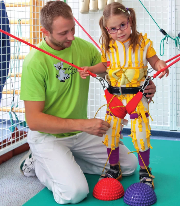 Ukázka kombinace vlivů propriocepčních a kinezioterapie fyzioterapeuta.