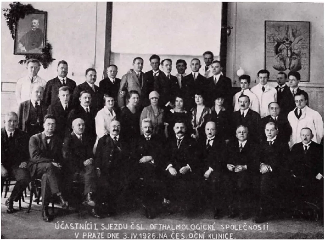 Fotografie účastníků ustavující valné hromady v posluchárně české oční kliniky 3. dubna 1926. Uprostřed 2. řady je 6 žen