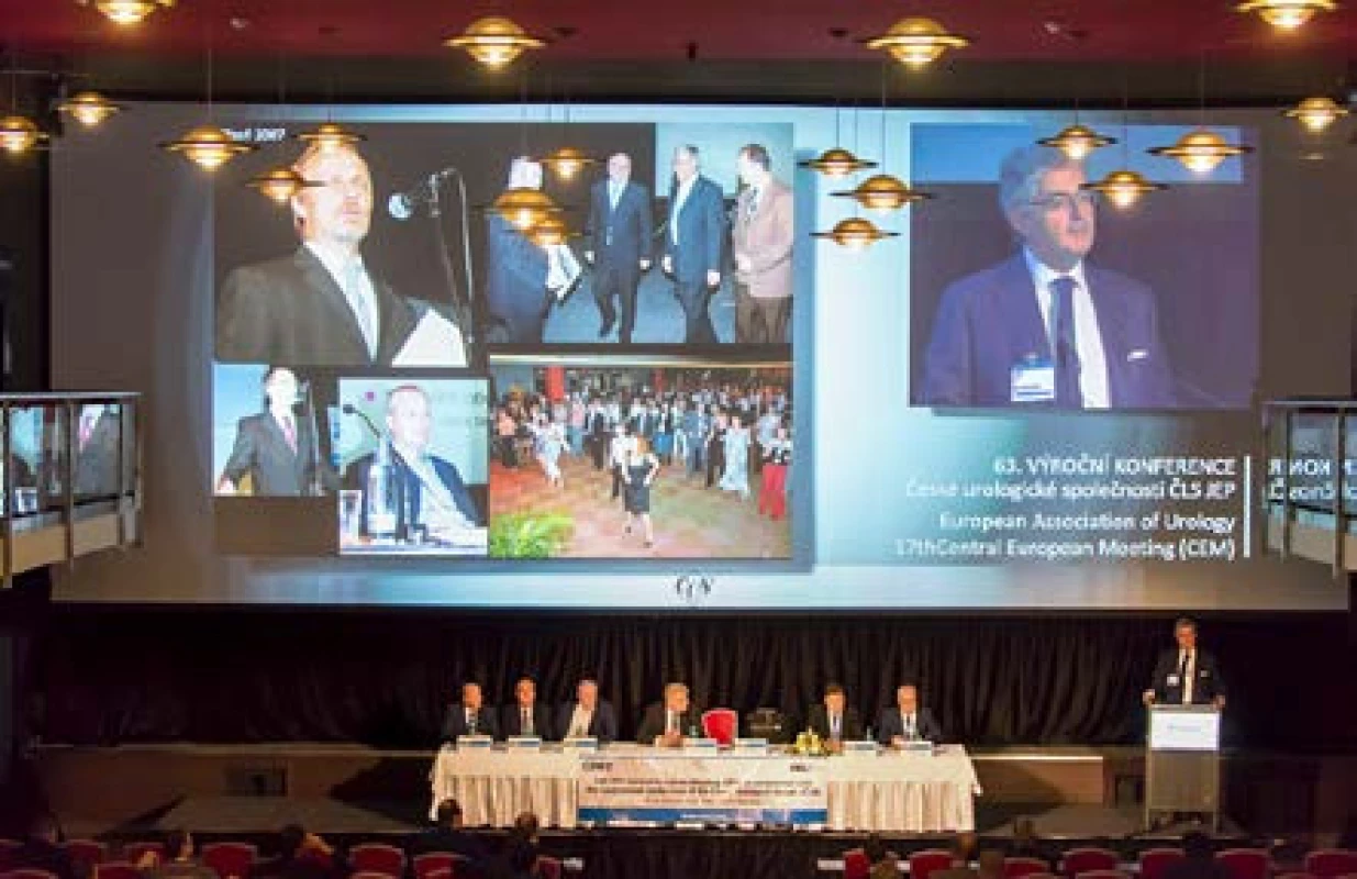 Slavnostní zahájení 63. výroční konference ČUS ČLS JEP a 17th EAU CEM. Zleva ředitel FN Plzeň MUDr. V. Šimánek, děkan LF UK Plzeň prof. B. Kreuzberg, prof. R. Prymula, náměstek ministra zdravotnictví, prof. J. Sonksen, prof. M. Hora, prof. M. Babjuk a přednášející prof. F. Montorsi
Fig. 5. Opening ceremony of the 63<sup>rd</sup> Annual Conference of the ČUS and of the 17<sup>th</sup> EAU CEM. Pictured from the left are Dr. V. Šimánek, University Hospital director; prof. Boris Kreuzberg, dean of Faculty of Medicine, Charles University, Pilsen; prof. R. Prymula, Deputy Minister of Health; prof. J. Sonksen; prof. M. Hora; prof. M. Babjuk; and the speaker prof. F. Montorsi