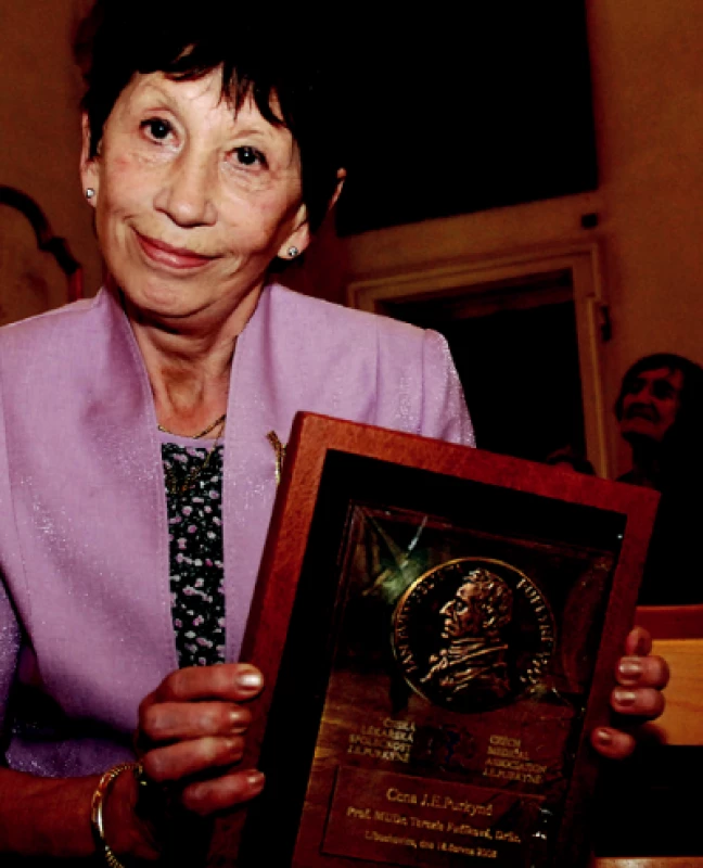 Prof. Terezie Fučíková s cenou J. E. Purkyně