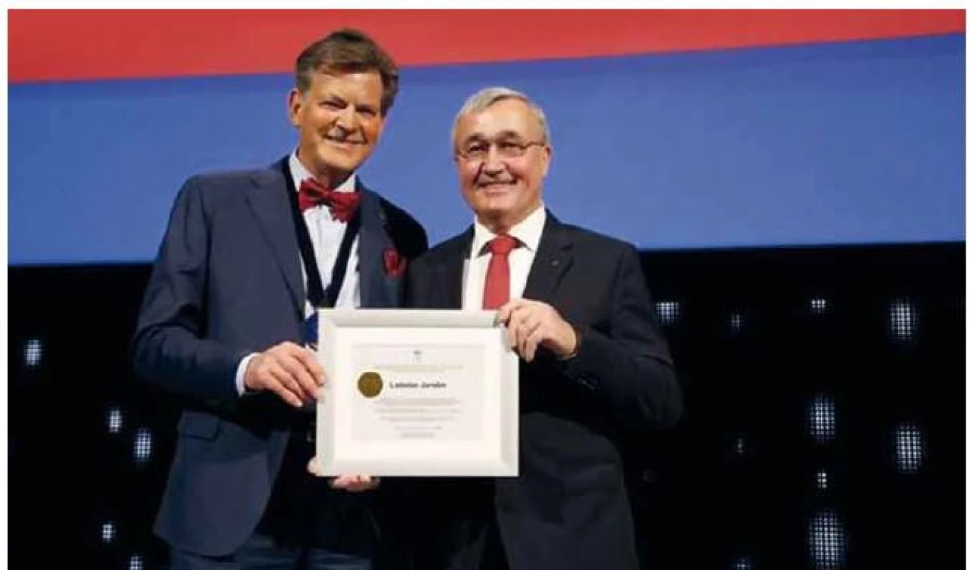 Doc. Jarolím (vpravo) přebírá čestné členství EAU z rukou odstupujícího generálního sekretáře EAU prof. Abrahamssona.