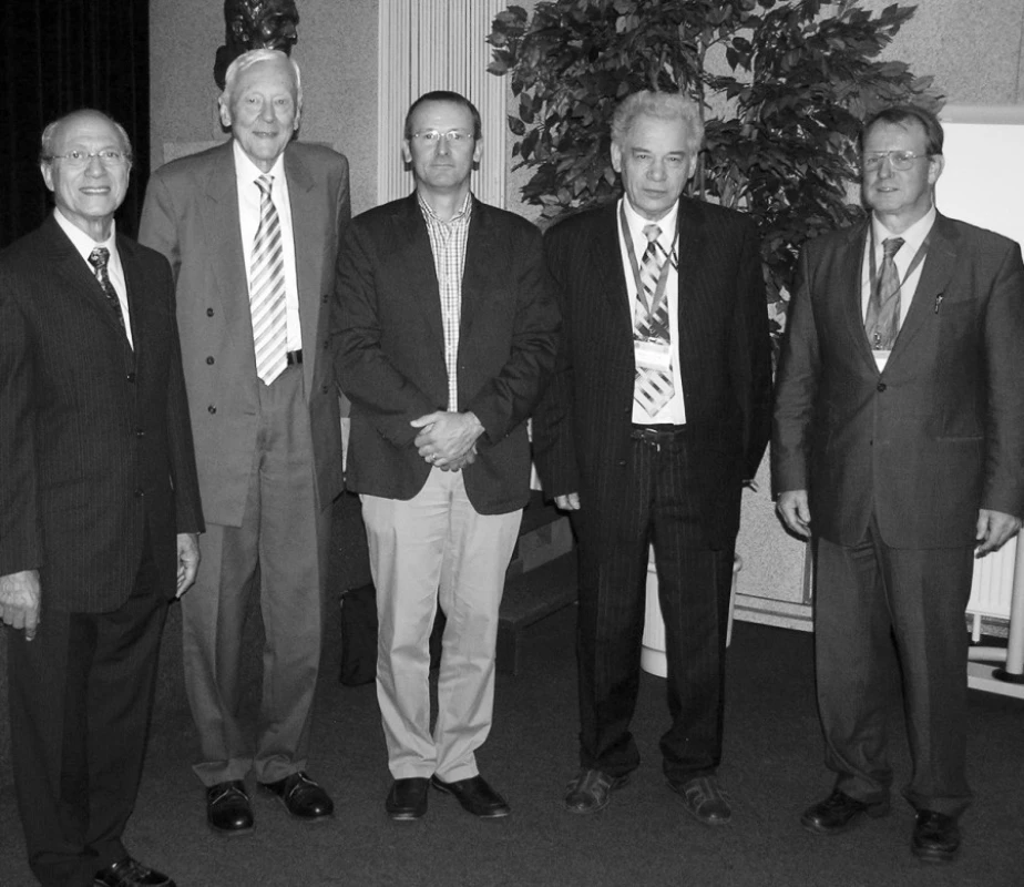 Čestní hosté sympozia a kongresu: prof. MUDr. Galal Zaki Said (Egypt) – 1. zleva, prof. MUDr. Geert Mortier (Belgie) – 3. zleva; předsedající prof. MUDr. RNDr. Eugen Strouhal, DrSc. – 2. zleva; prof. MUDr. Josef Hyánek, DrSc. – 4. zleva a doc. MUDr. Ivo Mařík, CSc. – 5. zleva