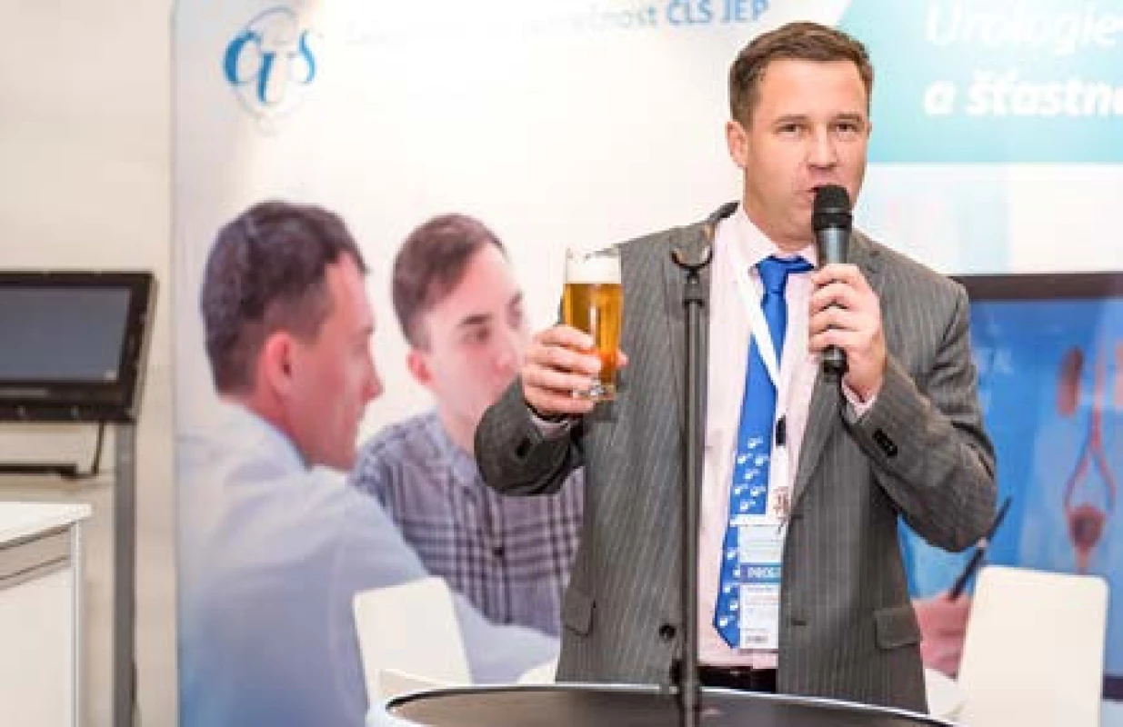 Prof. M. Hora vítá účastníky na uvítací recepci v předvečer konferencí ČUS a CEM 18. 10. 2017 ve výstavních prostorách Parkhotelu symbolicky plzeňským pivem
Fig. 2. Prof. M. Hora welcomes the participants symbolically with Pilsner beer at the welcome reception in the exhibition spaces of the Parkhotel on the eve of the ČUS and CEM conferences on 18 October 2017
