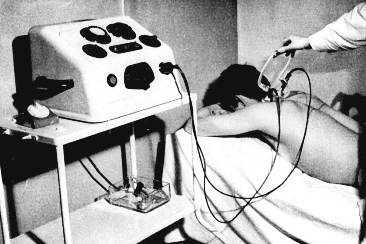 Aplikace elektroléčby přístrojem TUR 21.