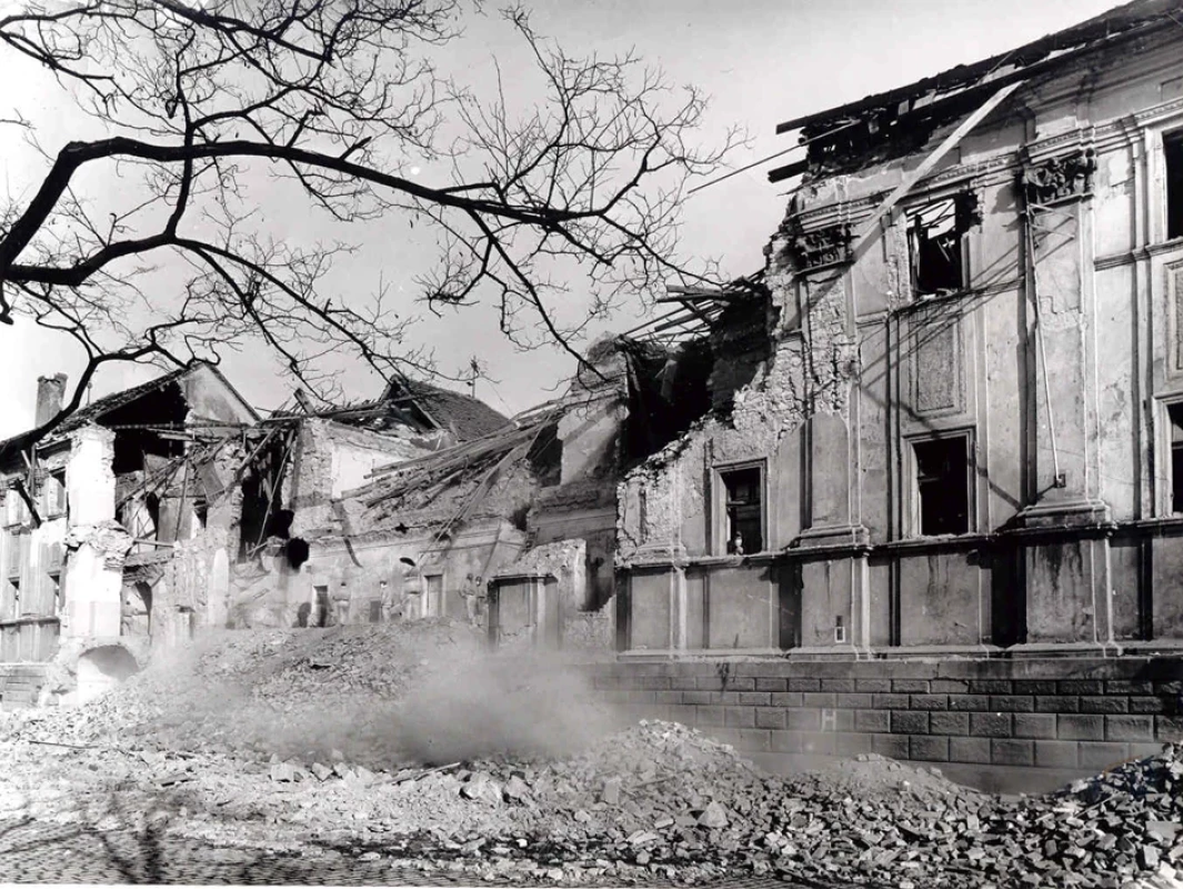 Budova Divizní nemocnice po náletu 14. února 1945