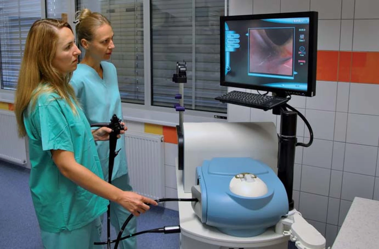 II. interní gastroenterologická klinika. Nácvik koloskopie s využitím sofistikovaného simulátoru digestivní endoskopie.
Fig. 4. 2<sup>nd</sup>Department of Internal Medicine – Gastroenterology. Colonoscopy training using a sophisticated digestive endoscopy simulator.