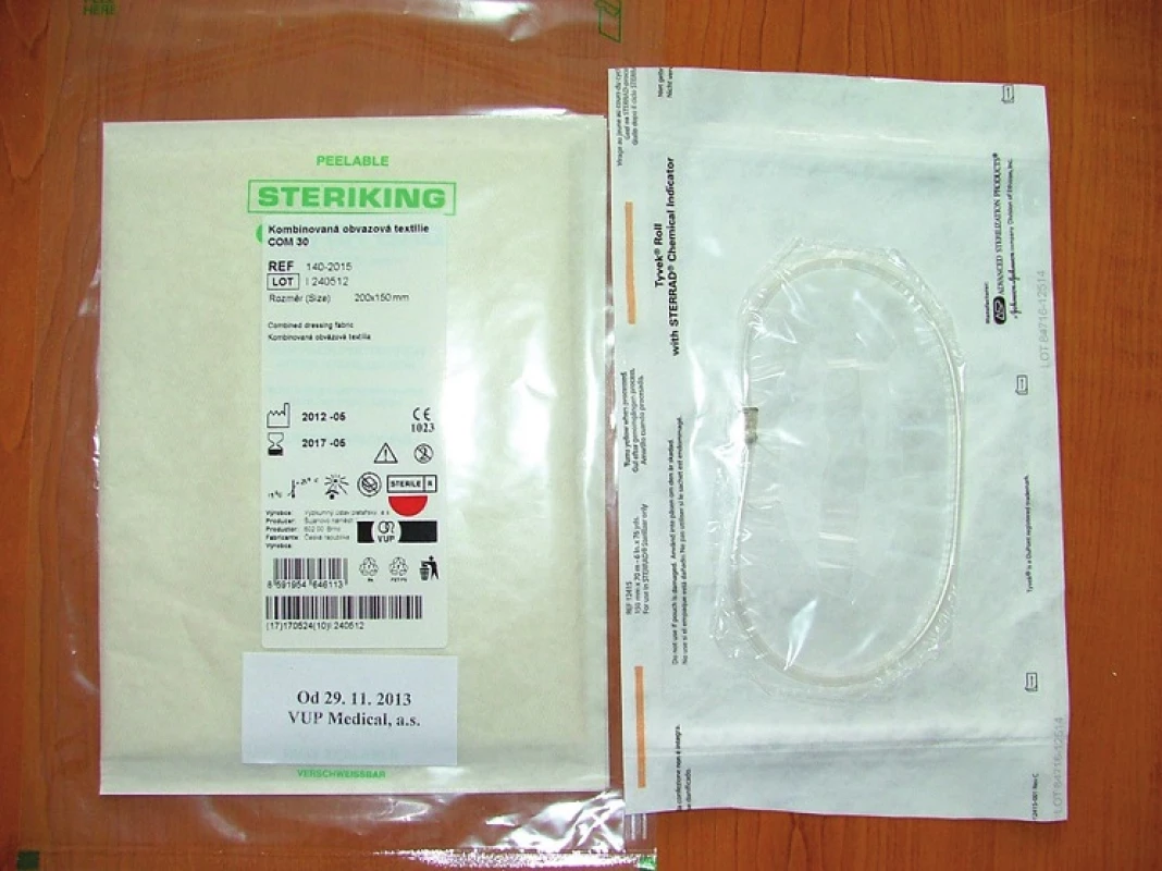 Laparostomická síťka – netkaná textilie (vlevo); modifikovaná igelitová síťka (vpravo)
Fig. 4: Laparostomic mesh – nonwoven fabric (left); modified plastic mesh (right)
