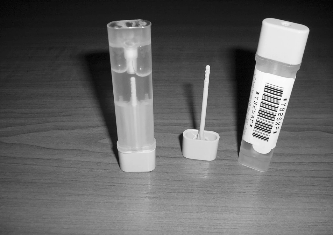 Odběrový system OC-Sensor: zasunuté víčko s odběrovou tyčinkou, nad ní septum definující množství stolice, nad ním filtrační vložka a nahoře hliníkový uzávěr pro perforaci nástřikovou jehlou, tyčinka pro odběr stolice s drážkami, identifikační čárový kód vzorku