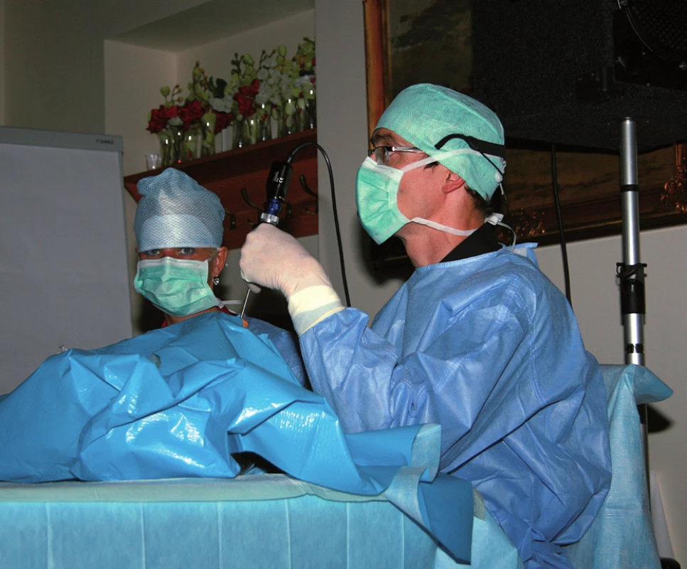 Doc. Plzák ukazuje anatomii nosu a paranazálních dutin.