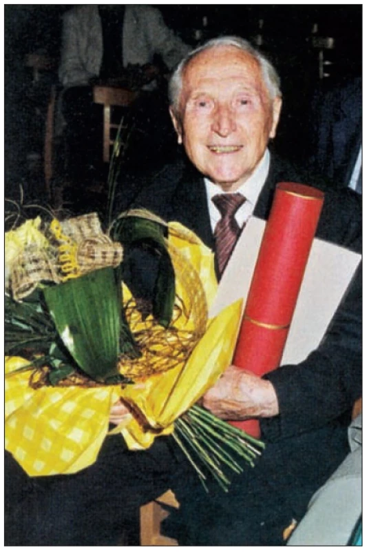 Profesor Sazama po obdržení Purkyňovy ceny na zámku v Libochovicích.