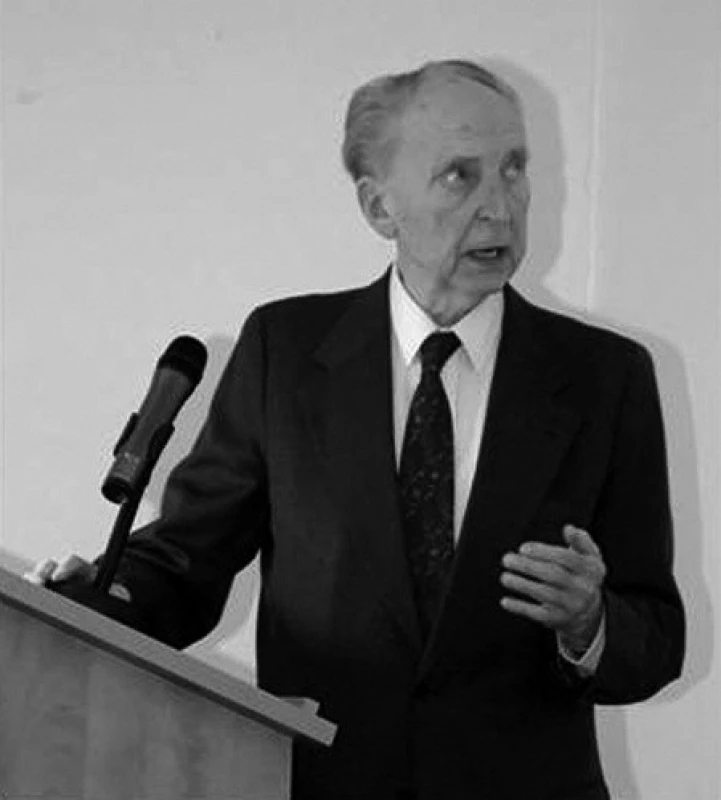 Prof. MUDr. Otto Hrodek, DrSc., při slavnostní přednášce v rámci semináře „Půl století české pediatrie očima pamětníků a současníků“ v červnu 2010.