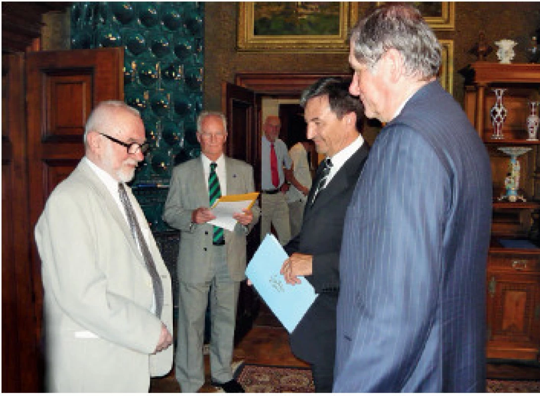 Cenu předává prof. JUDr. Václav Pavlíček, CSc. (vlevo), oceněné autory zastupovali a cenu převzali (zleva) prof. MUDr. Ivan Landor, CSc. a prof. MUDr. Pavel Vavřík, CSc., uprostřed prof. MUDr. Pavel Kalvach, CSc. (foto autor článku)