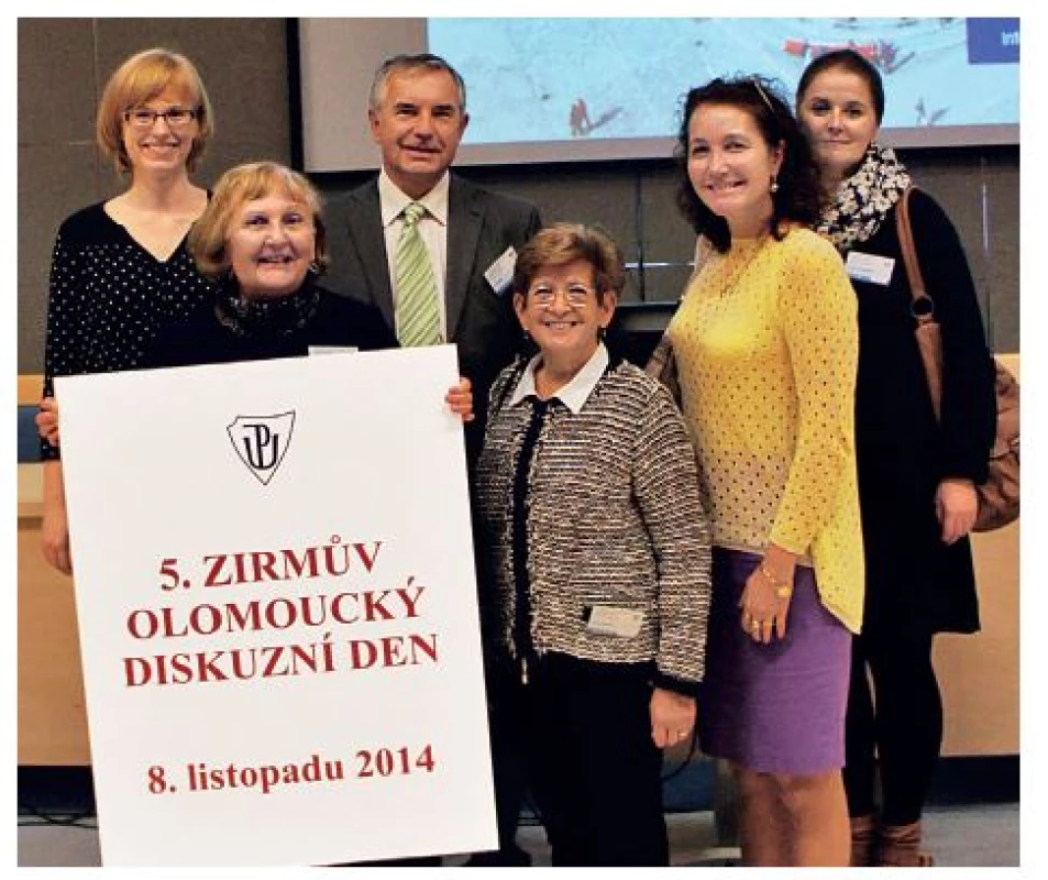 Ukončení diskuzního dne (zleva): MUDr. Marta Karhanová, Ph.D., FEBO (prezidentka České glaukomové společnosti, Oční klinika LF UP a FNOL), doc. MUDr. Šárka Pitrová, CSc., FEBO (předsedkyně České oftalmologické společnosti, Oční klinika JL, Praha), prof. MUDr. Jiří Řehák, CSc., FEBO (přednosta Oční kliniky LF UP a FNOL), doc. MUDr. Eva Růžičková, CSc. (bývalá prezidentka České glaukomové společnosti, Oční klinika 1. LF UK a VFN, Praha), doc. MUDr. Zuzana Hlinomazová, Ph.D. (Evropská oční klinika Lexum, Praha) a MUDr. Pavlína Hrabčíková (vedoucí lékařka rohovkové poradny Oční kliniky LF UP a FNOL).