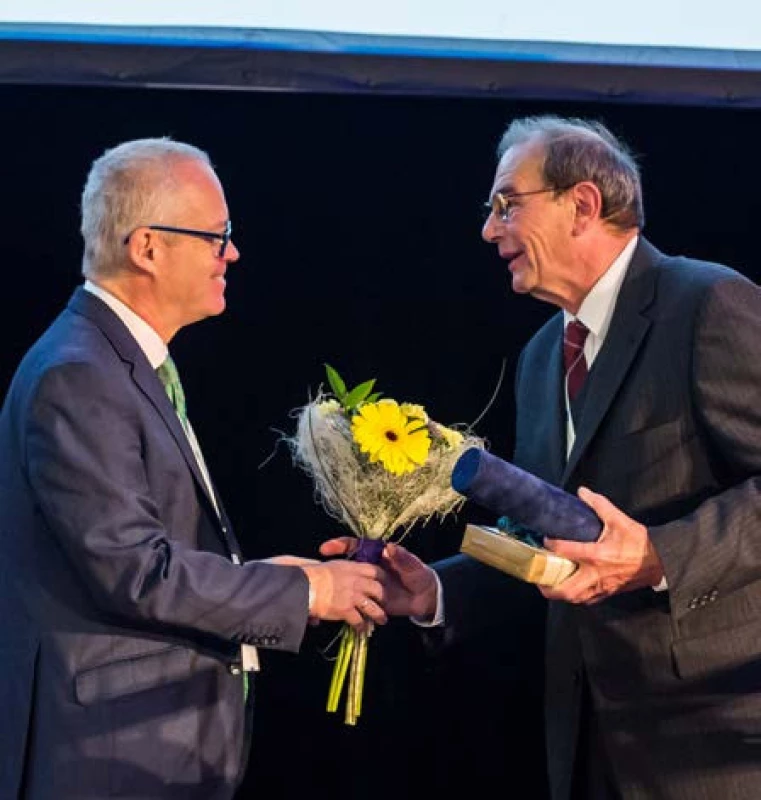 Profesor Babjuk předává MUDr. Pochovi čestné členství ČUS
Fig. 2. MUDr. Poch awarded the Honorary Membership of CUS by professor Babjuk