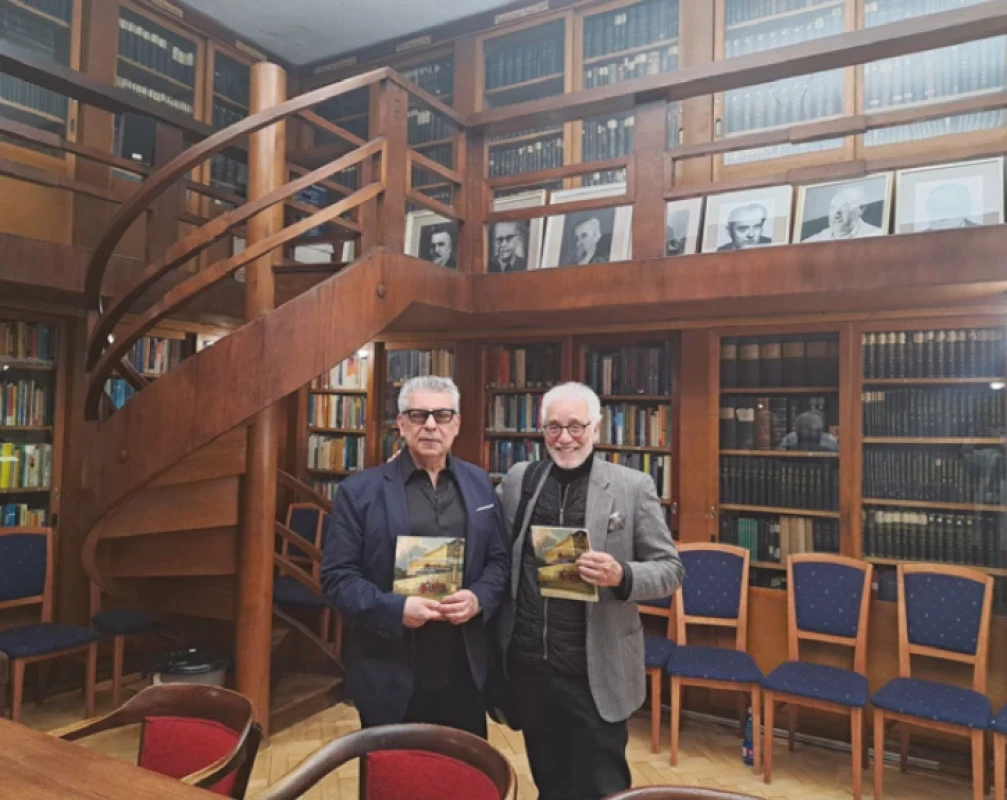 Dr. Khadivi (vlevo) a Dr. Kleiger v knihovně PK VFN.