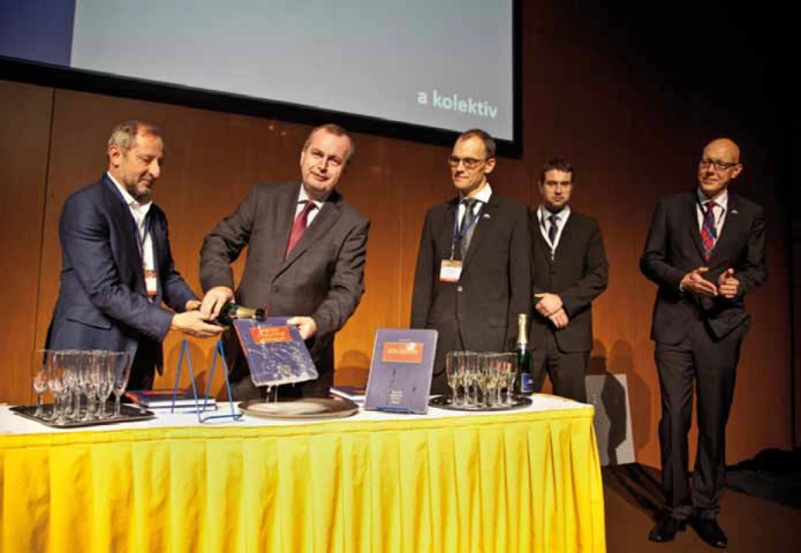 Zleva: prof. MUDr. Julius Špičák, CSc.; prof. MUDr. Tomáš Zima, DrSc., MBA, rektor Univerzity Karlovy; prim. MUDr. Ondřej Urban, Ph.D.; MUDr. Přemysl Falt, Ph.D. a prim. MUDr. Petr Vítek, Ph.D., MBA při symbolickém křtu nových knih.
Fig. 1. From the left: Professor Julius Špičák; Professor Tomáš Zima, Rector of Charles University; Ondřej Urban M.D., Ph.D.; Přemysl Falt M.D., Ph.D. and Petr Vítek M.D., Ph.D. at the symbolic baptism of new books.