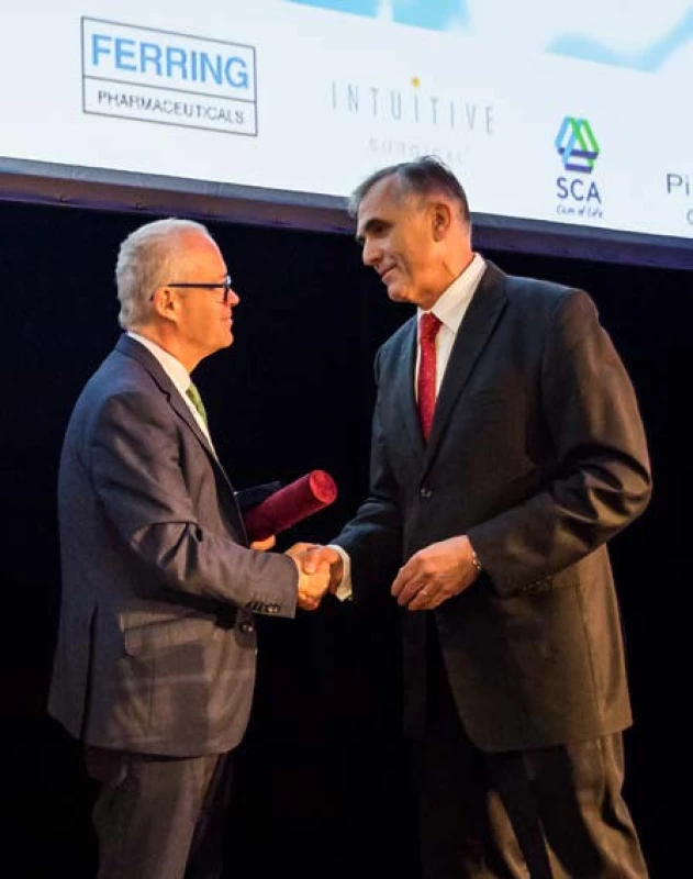 Profesor Babjuk předává docentu Kočvarovi Medaili Eduarda Hradce
Fig. 6. Associated professor Kočvara awarded the Eduard Hradec Medal by professor Babjuk