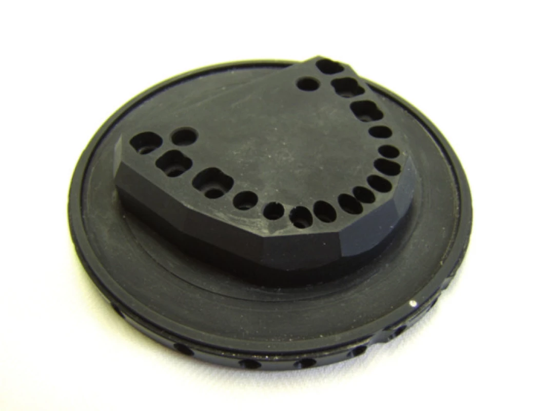 Kovový model.