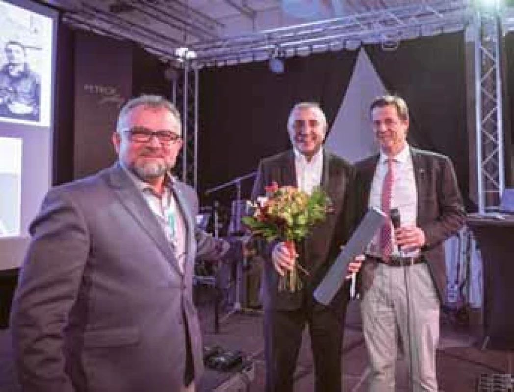 Prof. Krajina obdržel čestné členství ČNCHS za dlouhodobý přínos pro neurochirurgickou společnost, které předali doc. Česák a předseda ČNCHS prof. Sameš.