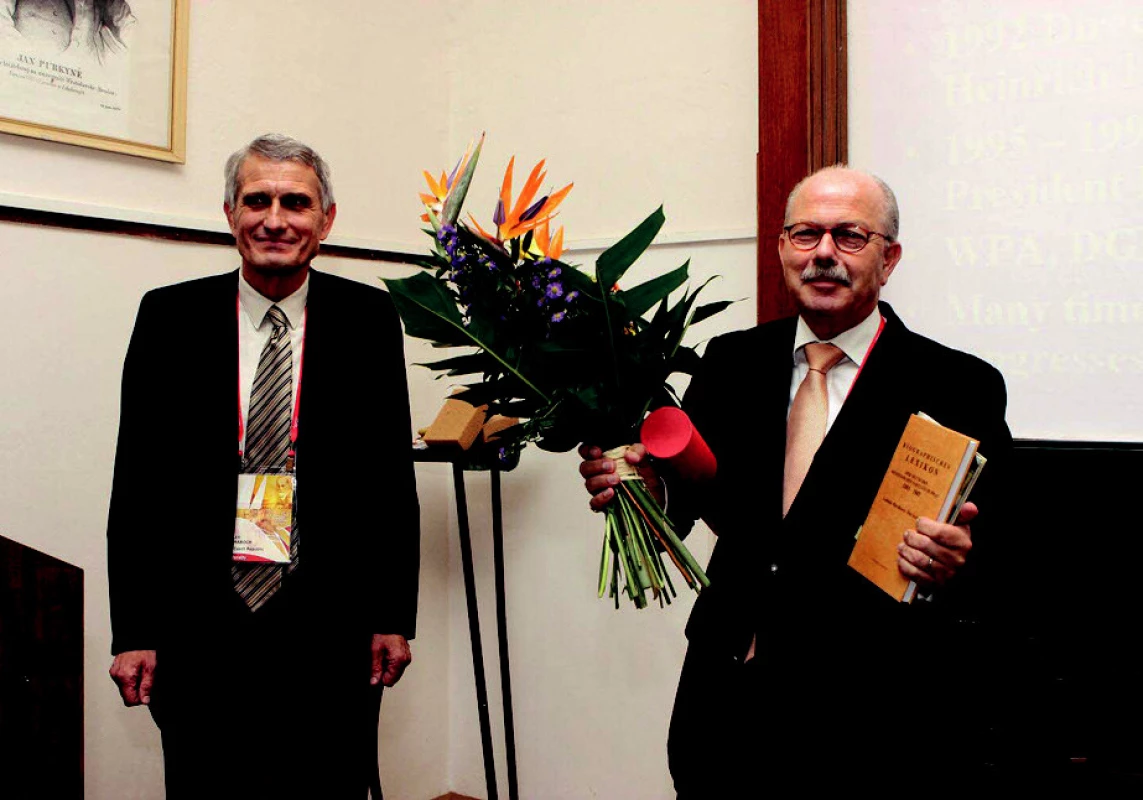 Po prohlídce Psychiatrické kliniky 1. LF UK a VFN Praha byl v rámci konání Česko-německého sympozia v prostorách Vondráčkovy posluchárny oceněn prof. Gaebel čestným členstvím Psychiatrické společnosti ČLS JEP. Čestné členství mu předal prof. Raboch.