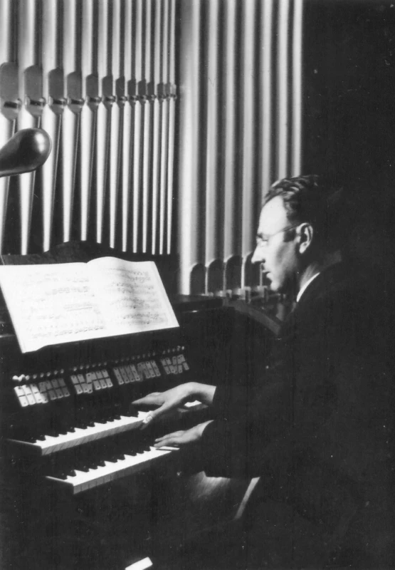 Cornelius Veits při hře na varhany.