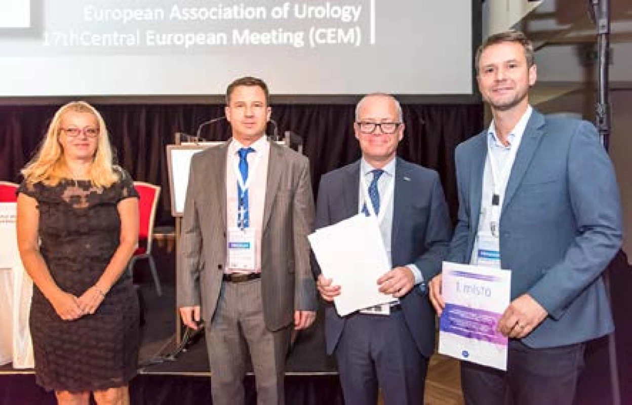 Vítěz kategorie A za nejlepší původní vědeckou práci publikovanou v časopise s IF MUDr. Otakar Čapoun, FEBU (první zprava)
Fig. 1. Category A winner for the best original scientific paper published in a journal with IF – Otakar Čapoun, M.D., FEBU (at far right)