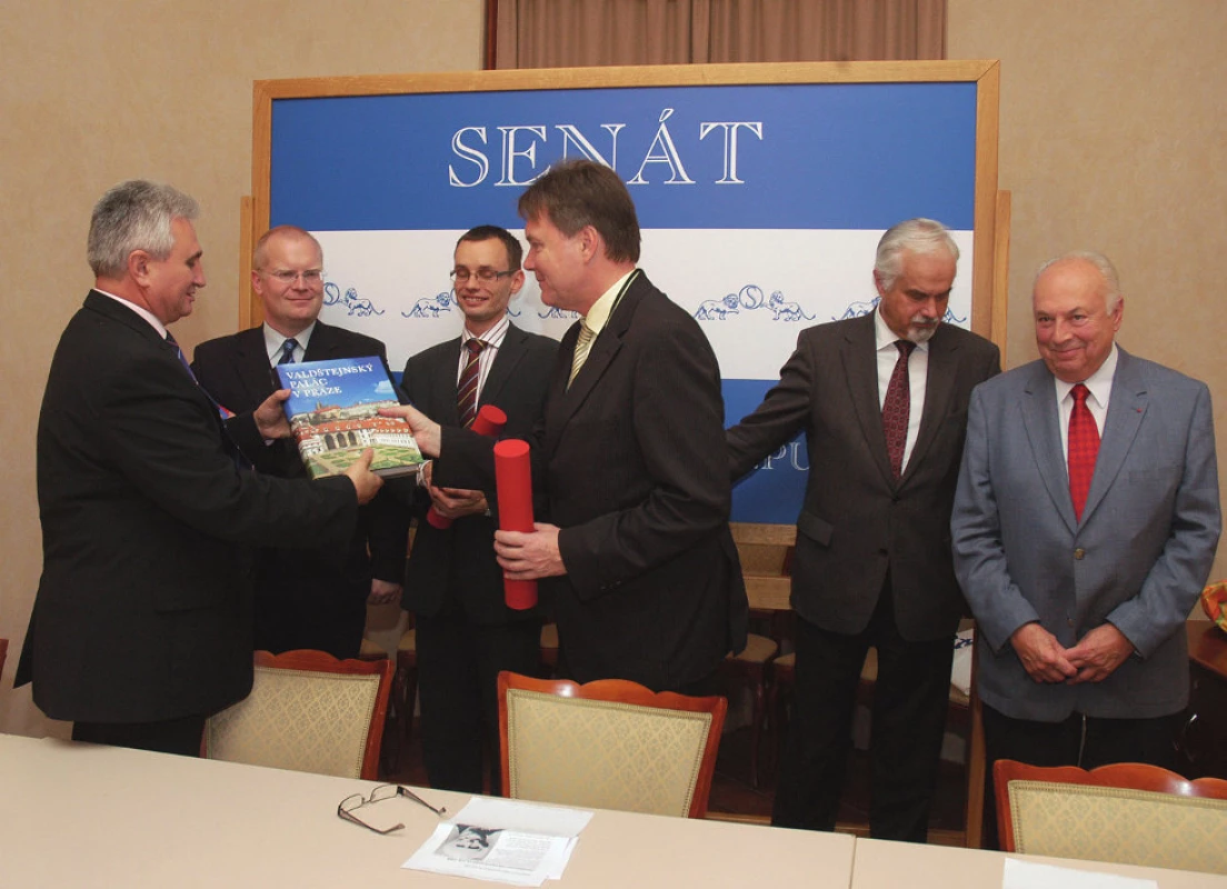 Slavnostní předávání cen za nejlepší knižní publikace v Zaháňském salónku Valdštejnského paláce v Praze. Na snímku zleva: Milan Štěch, Tomáš Fait, Michal Vráblík, Richard Češka a profesoři Vladimír Palička a Jaroslav Blahoš
Foto V. Brada