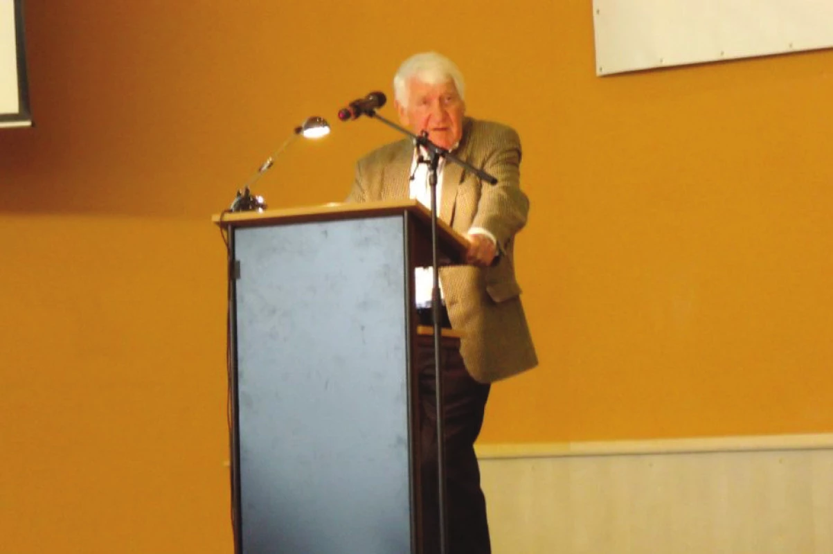 Profesor Riehm při přednášce.
