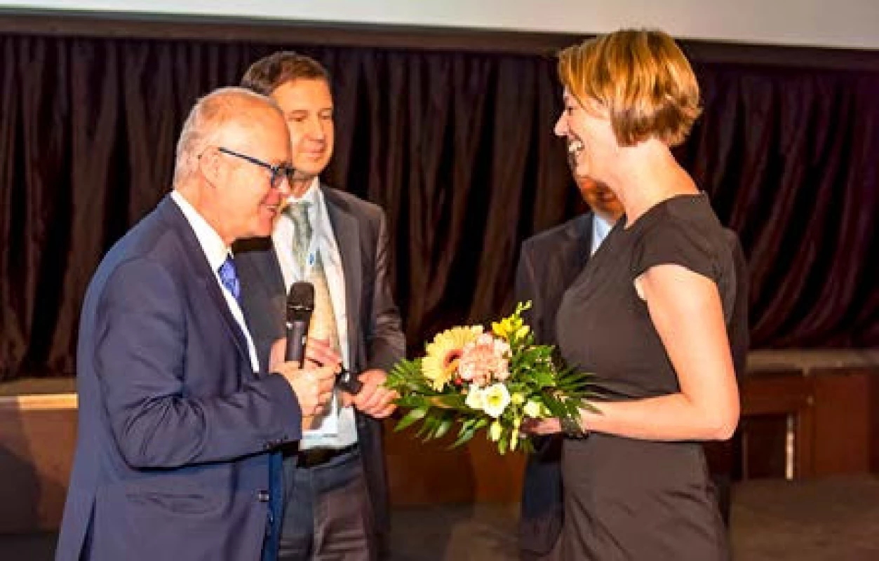 prof. M. Babjuk, prof. M. Hora a as. Petřík děkují Mgr. L. Šafránkové z agentury Hanzo, s. r. o., za organizační zajištění konferencí ČUS a CEM
Fig. 13. prof. M. Babjuk, prof. M. Hora and assistant lecturer Petřík express thanks to Mgr. L. Šafránková of the Hanzo agency for the organizational support of the ČUS and CEM conferences