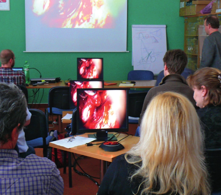Operace jsou přenášeny on-line do přednáškové místnosti.