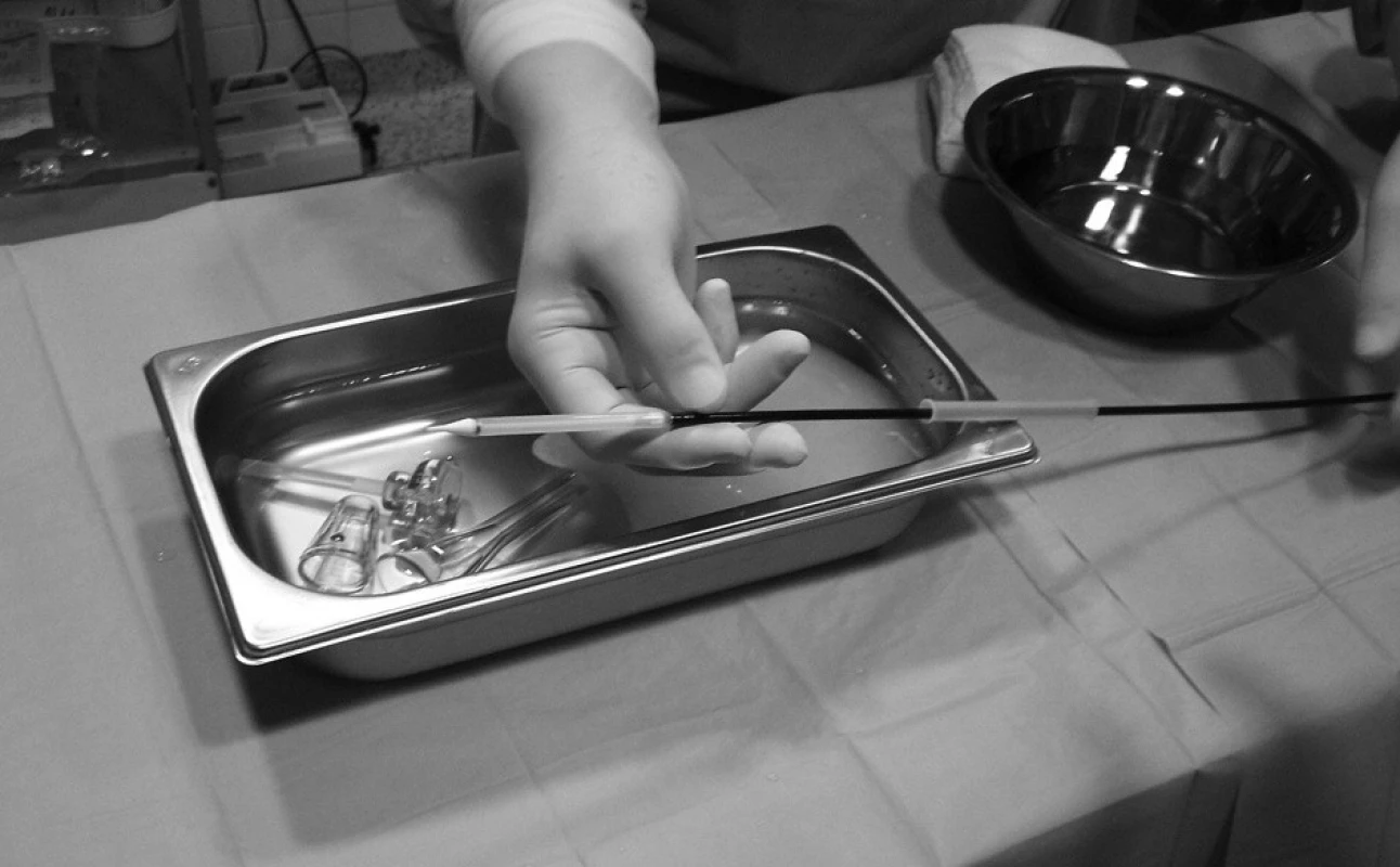 Pouzdro systému Corevalve<sup>®</sup> připevněné na zaváděcí katétr
