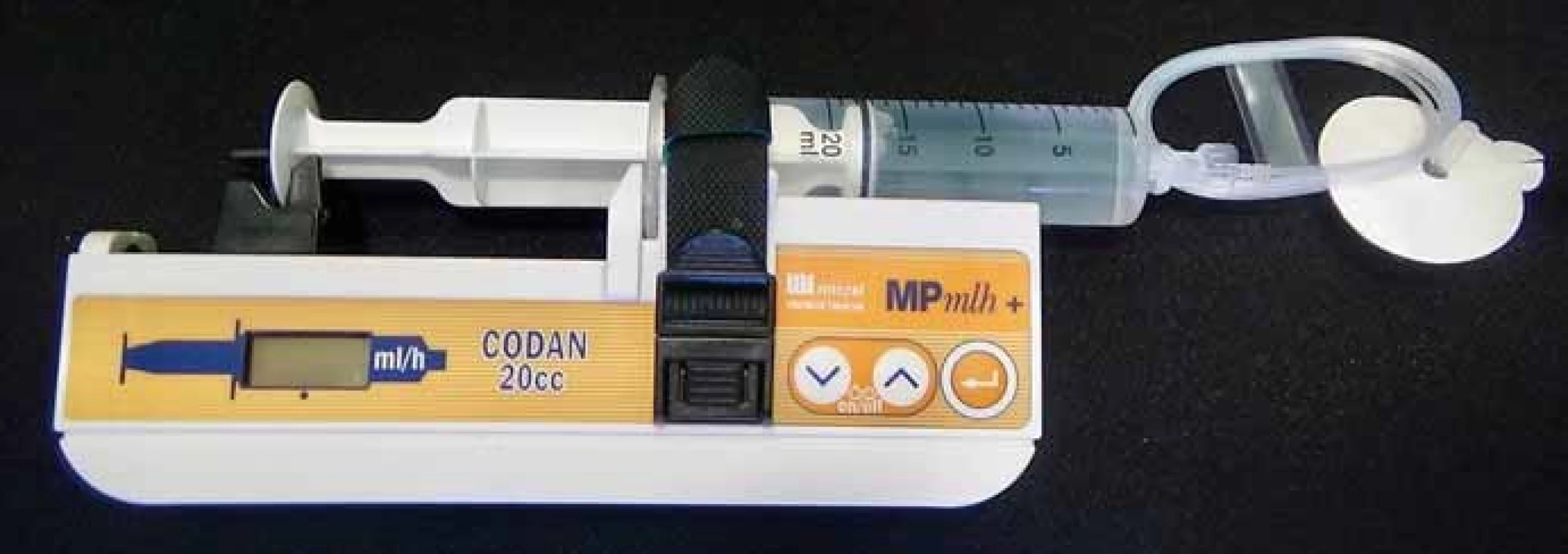 Subkutánne podávanie apomorfínu pomocou pumpy (upravené podľa propagačného materiálu Micrel Medical Devices). Pumpa čerpajúca liečbu z pripojenej striekačky ukončená katétrom s tenkou ihlou.
Fig. 4. Continuous subcutaneous apomorphine infusion device (modified version of advertising material – Micrel Medical Devices). Apomorphine pump delivering a continuous dose of medication from a syringe via infusion set with a fine needle.