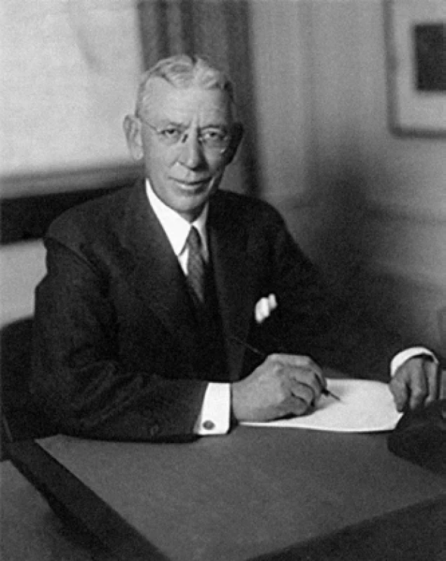 Kanavel Allen B. 1874–1938 – americký profesor chirurgie působící v Chicagu. Zabýval se anatomií, chorobami a chirurgií ruky.