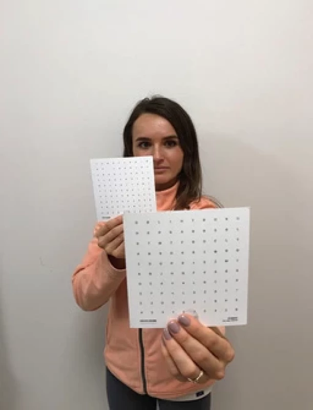 Ukázka tréninku akomodace čočky pomocí Hartových tabulek. Fig. 12. Demonstration of lens accommodation training using Hart charts.