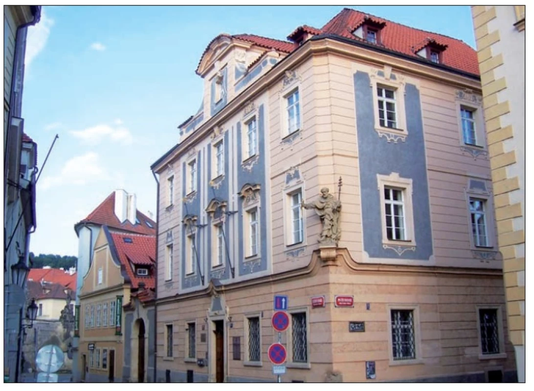 Lužický seminář v ulici U Lužického semináře na Malé Straně (foto autor)