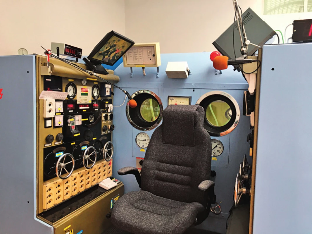 Ovládací pult hyperbarické komory.
