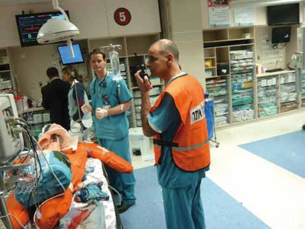 Vedoucí lékař koordinuje činnost personálu na urgentním příjmu.