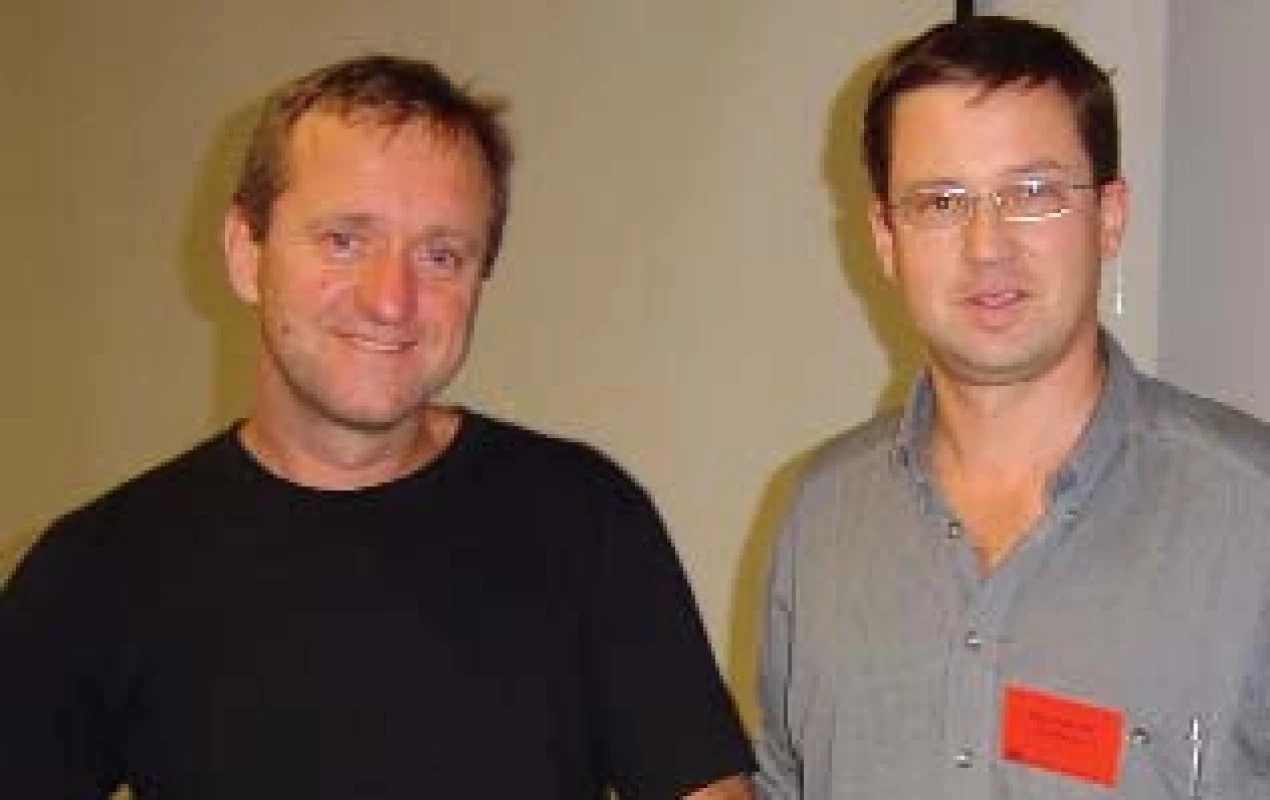 Salzburg, srpen 2004. Vlevo je prof. Bertrand Guillonneau, který společně s prof. Vallancienem popsal v pařížském Institut Mutualiste Montsouris v roce 1998 standardní reprodukovatelnou laparoskopickou radikální prostatektomii. Od roku 2002 působí B. Guillonneau v New Yorku v Memorial Sloan Kettering Cancer Center. Vpravo je hlavní autor článku.