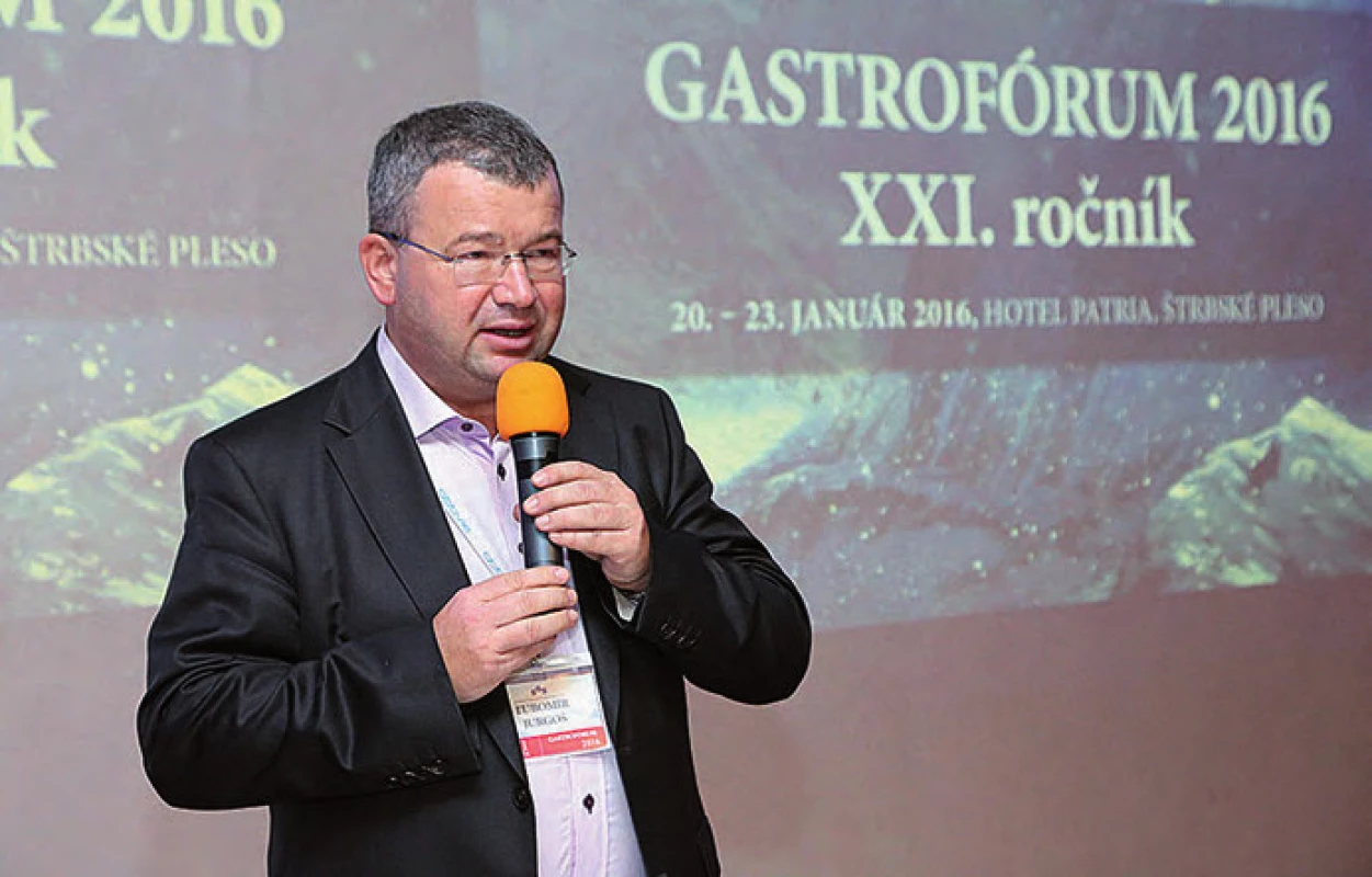 Prezident Slovenskej gastroenterologickej spoločnosti, doc. MUDr. Ľubomír Jurgoš, PhD. pri začatí XXI. ročníka Gastrofóra.
Fig. 1. President of the Slovak Society of Gastroenterology, Associate Professor Lubomir Jurgos at the opening of the 1<sup>st</sup> Gastroforum.