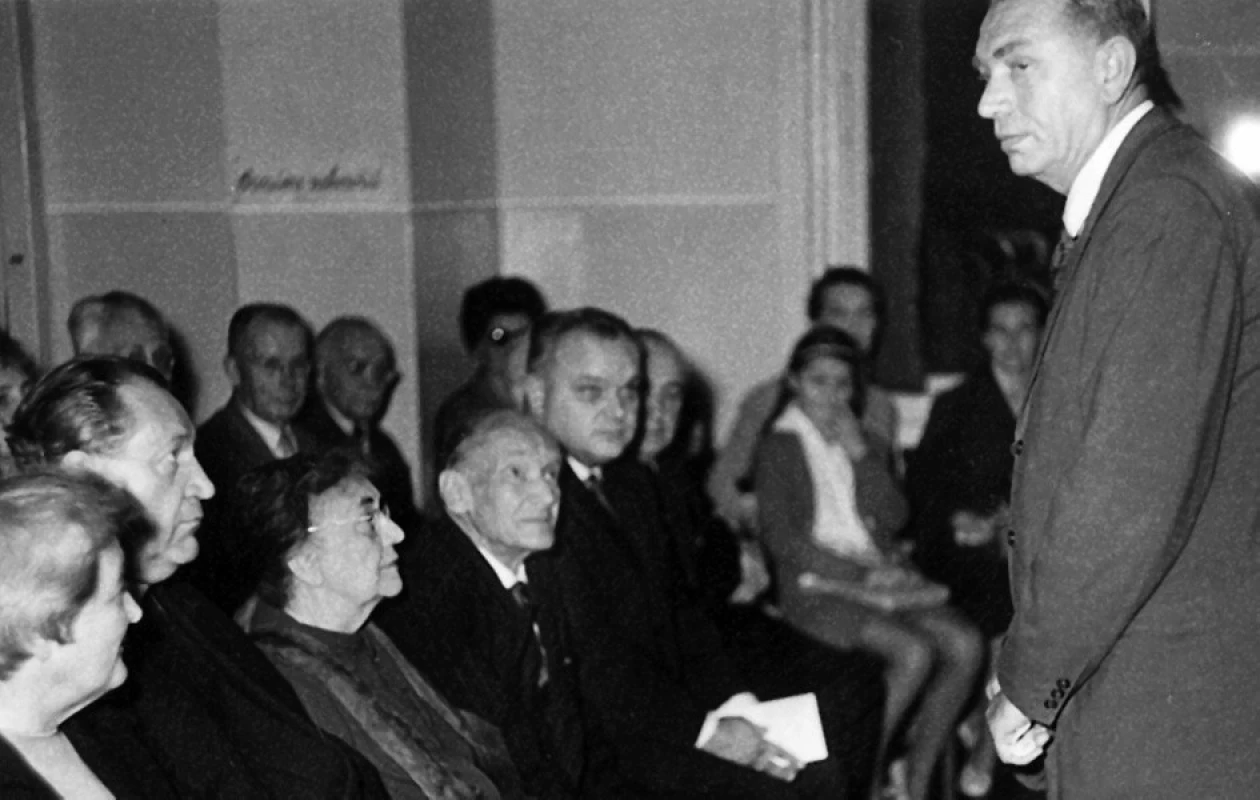Prof. Houštěk má projev při osmdesátinách prof. Brdlíka v bývalé posluchárně dětských klinik Na Karlově v Sokolské ulici.
