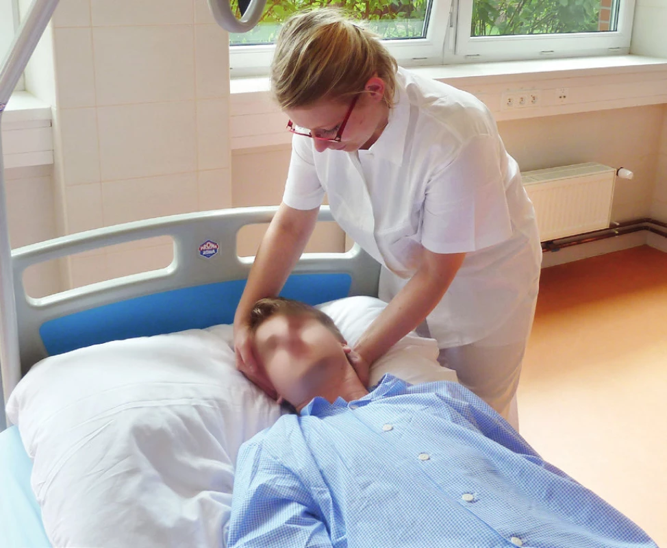 Otáčení pasivně ležícího nemocného zahajujeme mírným pootočením hlavy na stranu, na kterou bude poté otáčeno i celé tělo.