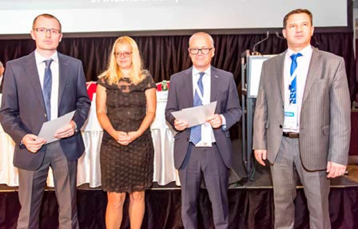 Vítěz kategorie B za nejlepší vědeckou práci publikovanou v časopise Česká urologie MUDr. Michal Staník (první zleva)
Fig. 3. Category B winner for the best scientific paper published in the ‚Česká urologie‘ journal – Michal Staník, M.D. (at far left)