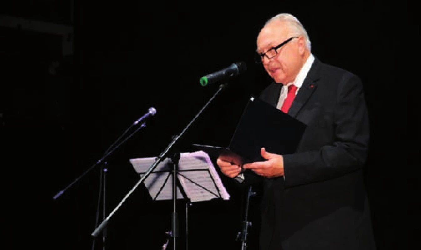 Prof. Blahoš čte laudátio na knihu „Kostní minerály a skelet při chronickém onemocnění ledvin“, autorů MUDr. Sotorníka, doc. MUDr. Kutílka a kol.