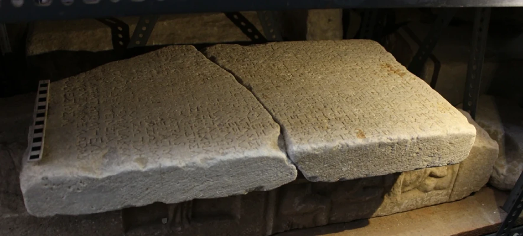 Nápis hovořící o rekonstrukci svatyně, 3. století př. Kr. (IG XII, V, 186; Archeologické muzeum Paros, Parikia, inv. č. 10) (foto: Tomáš Alušík)
